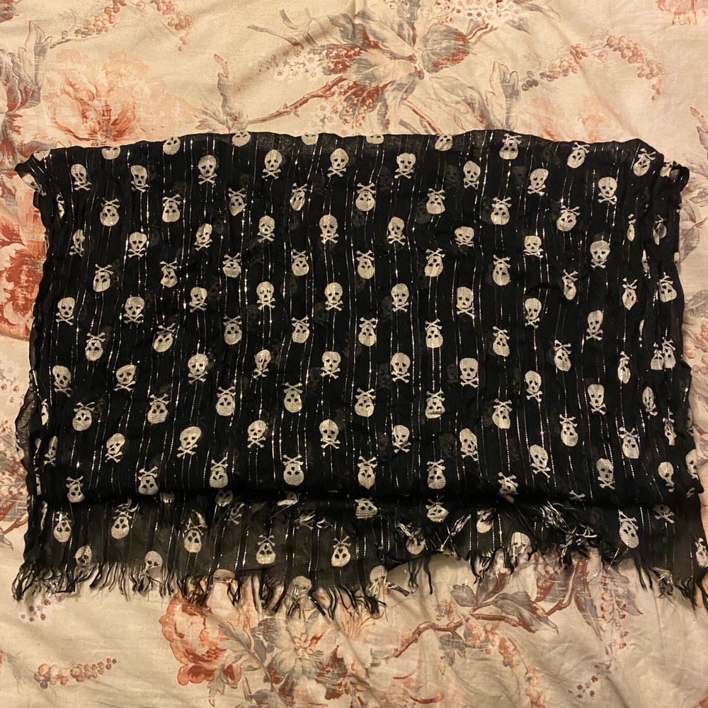 3/$15 Black scarf with off white skulls by Madden Girl - Picture 2 of 5